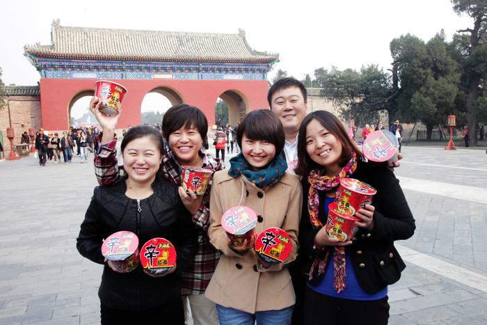 중국 북경 관광지 천단공원에서 신라면을 사 들고 있는 중국인들.JPG