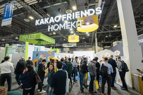 카카오프렌즈가 'CES 2020'에 참가해 차린 부스에 외국인 관람객이 모여 있다. /사진=카카오IX