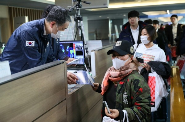 박능후 보건복지부 장관(맨왼쪽)이 지난 23일 인천국제공항에서 우한 폐렴 관련 안내문을 여행객에게 전달하고 있다. /사진=보건복지부 제공