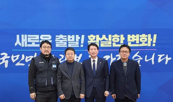 이인영 더불어민주당 원내대표(오른쪽 2번째)와 민병두 국회 정무위원장(맨오른쪽)이 IBK기업은행 노조와 만나 해법을 모색했다. /사진=이인영 페이스북