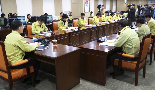 보건복지부는 지난 27일 정부세종청사에서 박능후 장관(맨왼쪽) 주재로 신종코로나바이러스감염증 중앙사고수습본부를 설치하고 제1차 회의를 개최했다. /사진=보건복지부