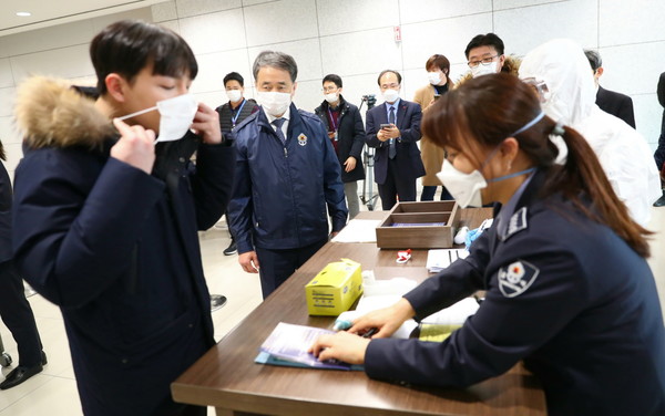 박능후 보건복지부 장관(왼쪽 2번째)이 지난 23일 인천공항검역소 '신종 코로나바이러스 감염증' 대응현장을 점검하고 있다. /사진=보건복지부
