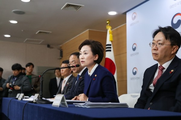 김현미 국토교통부 장관이 지난해 12월 16일 정부서울청사에서 열린 주택시장 안정화 방안 관련 관계부처 합동브리핑에서 취재진의 질문에 답하고 있다. /사진=국토교통부