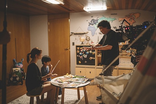 영화 ‘기생충’ 촬영현장의 봉준호 감독(맨오른쪽). /사진=CJ엔터테인먼트