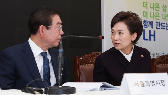 박원순 서울시장(왼쪽)과 김현미 국토교통부 장관이 지난달 20일 서울 영등포역 대회의실에서 ‘영등포 쪽방촌 정비방안’을 공동 발표하며 이야기를 나누고 있다. /사진=국토교통부