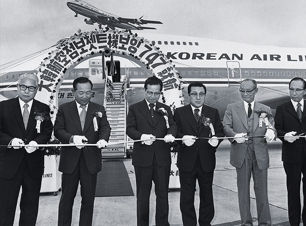 조중훈 한진그룹 창업주(오른쪽 3번째)가 지난 1973년 5월16일 보잉747기 태평양 노선 취항식에서 김종필 당시 국무총리(왼쪽 3번째) 등 정·재계 인사들과 기념 테이프 커팅을 하고 있다. /사진=한진그룹