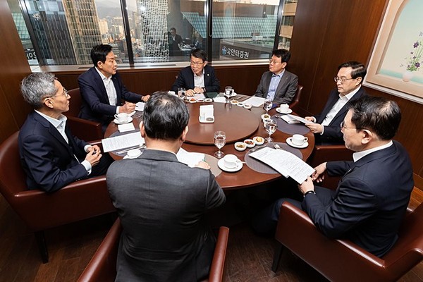은성수 금융위원장(왼쪽 3번째)이 지난 2일 서울 중구 은행연합회 뱅커스클럽에서 5대 금융지주 회장과 조찬 간담회를 하고 있다. /사진=금융위원회