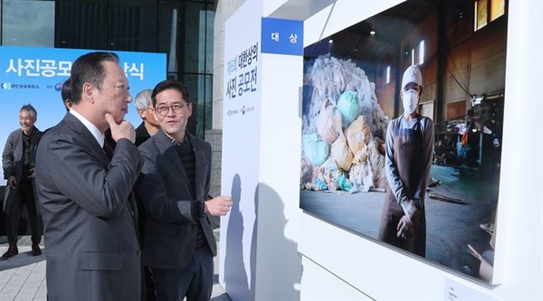 박용만 회장이 지난해 11월 열린 '대한상의 사진 공모전 시상식'에서 작품을 관람하고 있다. /사진=대한상공회의소