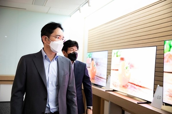 지난 19일 이재용 부회장이 삼성디스플레이 아산사업장을 찾아 제품을 살펴보고 있다. /사진=삼성전자
