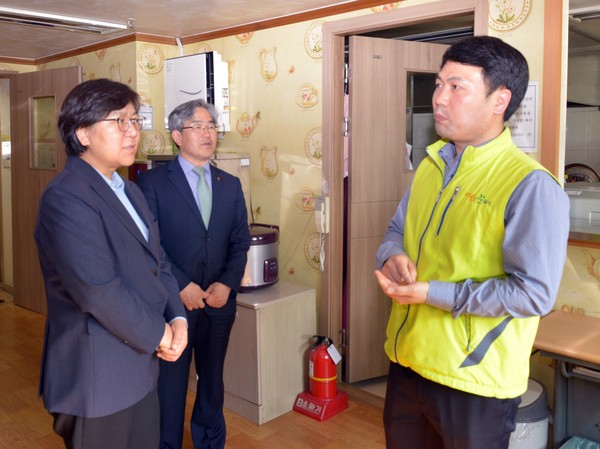 정은경 질병관리본부장(맨왼쪽)이 지난해 5월 서울시 용산구의 노숙인 결핵관리시설을 방문해 시설 관계자와 이야기를 나누고 있다. /사진=질병관리본부