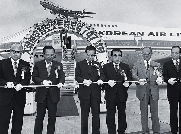 조중훈 한진그룹 창업주(오른쪽 3번째)가 지난 1973년 5월16일 보잉747기 태평양 노선 취항식에서 김종필 당시 국무총리(왼쪽 3번째) 등 정·재계 인사들과 기념 테이프 커팅을 하고 있다. /사진=한진그룹