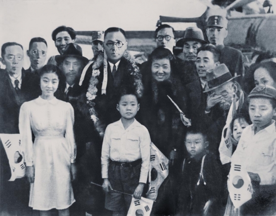 대한민국 임시정부 요인들이 1945년 귀국 전 상하이공항에서 찍은 사진. 오른쪽에 눈물을 닦고 있는 이가 우당 이회영 선생의 동생인 성재 이시영 선생이다. /사진=우당기념관