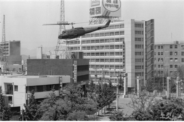 1980년 5.18민주화운동 당시 계엄군 헬기가 전일빌딩 주변을 비행하고 있다. /사진=5.18기념재단