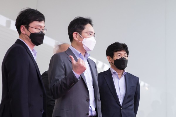이재용 삼성전자 부회장이 지난 3월 19일 삼성디스플레이 아산사업장을 방문했다. /사진=삼성전자