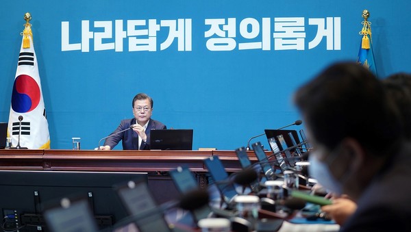 문재인 대통령은 지난달 13일 청와대 수석·보좌관 회의에서 “자영업자와 플랫폼 노동자, 특수고용노동자 등 고용보험 미가입자에 대한 지원책 마련에 심혈을 기울여 주기 바란다”라고 말했다. /자료사진=청와대SNS