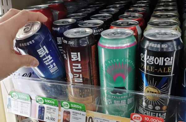 편의점 진열대를 채우고 있는 국산 수제맥주. /사진=생활맥주