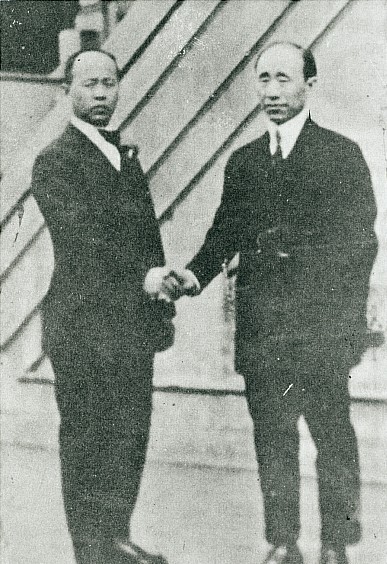 3.1 독립운동이 일어난 1919년 샌프란시스코 교도소에서 가출옥한 장인환 의사(오른쪽)와 악수하는 전명운 의사. /사진=독립기념관
