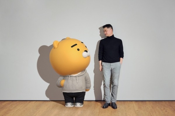 카카오 캐릭터 ‘라이언’과 김범수 카카오 의장. /사진=카카오나우