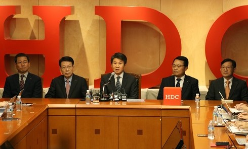 정몽규 HDC그룹 회장(가운데)이 지난해 11월 13일 아시아나항공 우선협상대상자 선정 후 기자회견을 갖고 있다. /사진=HDC현대산업개발