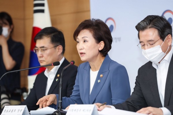 김현미 국토교통부 장관(가운데)이 17일 정부서울청사에서 ‘주택시장 안정을 위한 관리방안’을 발표하고 있다. /사진=국토교통부