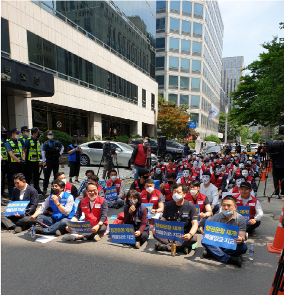 이스타항공 노동조합이 지난 21일 서울 여의도 민주당 당사 앞에서 결의대회를 열고 있다. /사진=이스타항공 노동조합