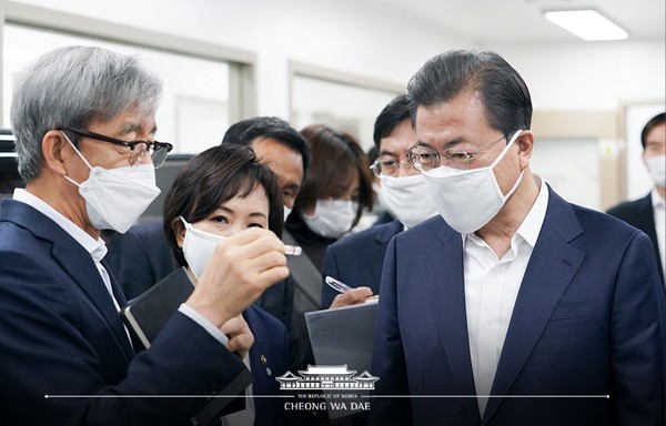 문재인 대통령(오른쪽)이 지난 3월 25일 코로나19 진단시약 긴급사용 승인 기업인 씨젠을 방문, 천종윤 대표와 시약에 대해 대화를 나누고 있다. /사진=청와대 페이스북