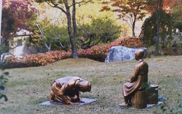 '아베 사죄상' 논란을 불러 일으킨 강원도 평창의 식물원에 설치한 조형물. /사진=한국자생식물원
