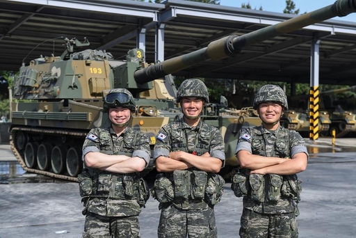 후임들에게 K-9A1 자주포 기술 전수를 위해 전역을 미뤘던 해병대 1사단 포병여단 소속 권기영·이경원·이위성 병장.(왼쪽부터) /사진=해병대