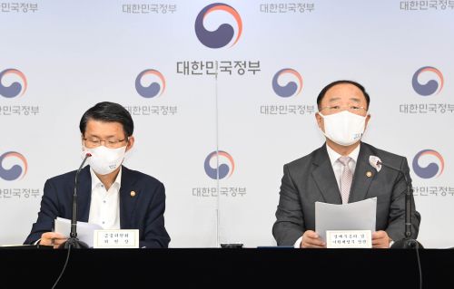 홍남기 부총리 겸 기획재정부 장관(오른쪽)이 지난 3일 정부서울청사에서 은성수 금융위원장과 '국민참여형 뉴딜펀드 조성 및 뉴딜금융 지원방안'을 발표하고 있다. /사진=기획재정부
