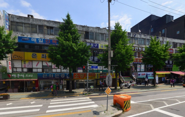 서울 서대문구에 자리한 최초 주상복합인 좌원상가아파트.