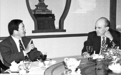 1996년 10월 구본무 당시 LG그룹 회장(왼쪽)과 만나 환담하고 있는 잭 웰치 제너럴일렉트릭(GE) 회장. 사진=LG그룹