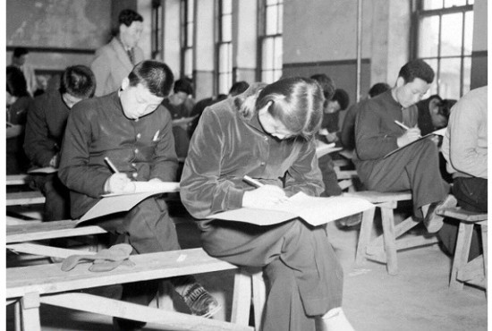 1954년 한국전쟁 직후 대학 입학시험을 치르는 수험생들. 1954년 당시에는 대학별 고사와 병행해 대학입학연합고사가 시행되어, 이를 통과한 학생만 대학별 고사를 볼 수 있었다. /자료사진=행정안전부 국가기록원