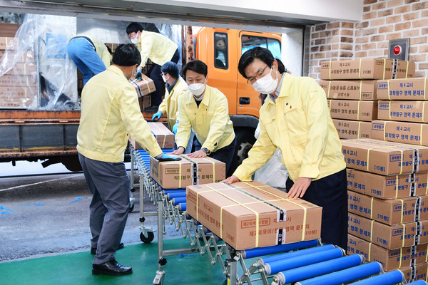 2021학년도 대학수학능력시험을 이틀 앞둔 지난 1일 제주도교육청 관계자들이 제주에 도착한 수능 문답지를 옮기고 있다. /사진=제주도교육청