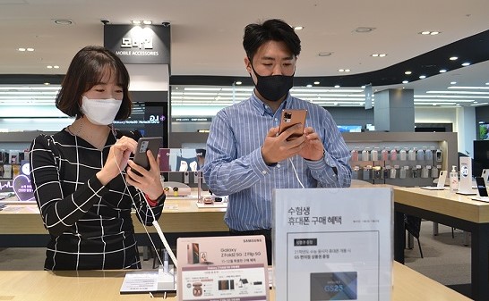 2021학년도 수능시험이 치러진 3일부터 수험생들을 대상으로 다양한 판촉행사가 열리고 있다. /사진=전자랜드