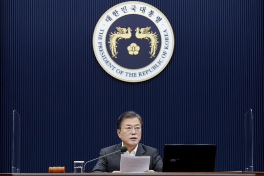 문재인 대통령이 지난 1일 청와대에서 국무회의를 주재했다. 문 대통령은 이 자리에서 증시 랠리를 이끌고 있는 개인투자자, 이른바 '동학개미'의 역할에 긍정적인 평가를 내렸다. /사진=청와대