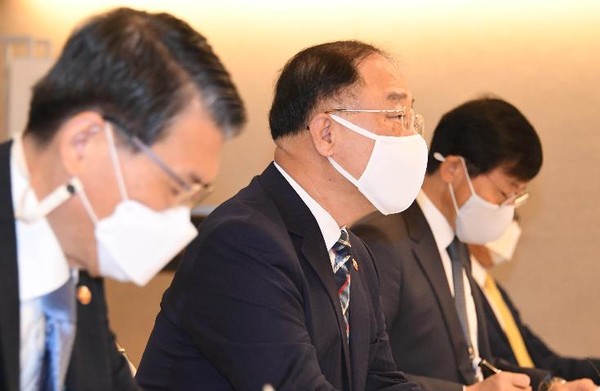 홍남기 경제부총리 겸 기획재정부 장관(왼쪽 2번째)은 15일 “서울의 8개 구역을 공공재개발 시범사업 후보지로 선정했다”라고 밝혔다. /자료사진=기획재정부