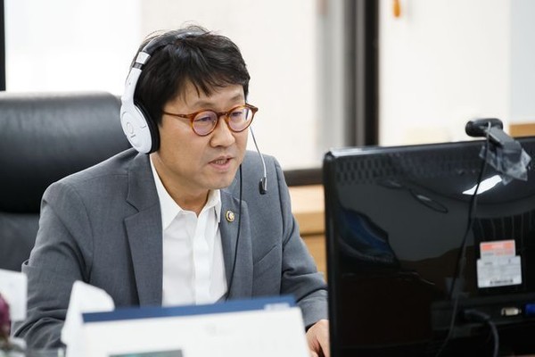 도규상 금융위원회 부위원장이 26일 정부서울청사에서 비대면 화상회의를 진행하고 있다. /사진=금융위원회