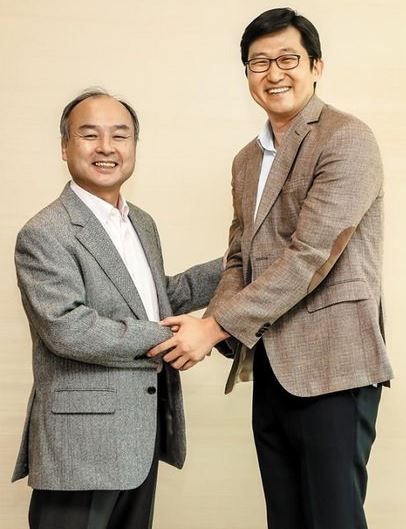 2018년 11월 중순 일본 도쿄에 있는 소프트뱅크 사무실에서 손정의 회장(왼쪽)과 김범석 대표가 만나 인사를 나누고 있다. /사진=쿠팡