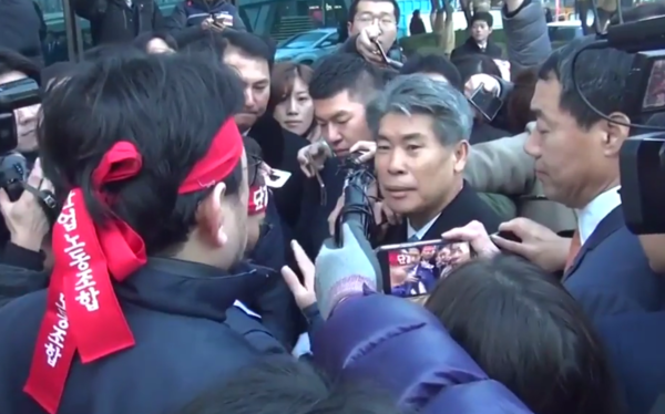 지난해 1월 3일 첫 출근에 나선 윤종원 기업은행장이 노동조합의 출근저지 투쟁에 오도가도 못하고 있다. /사진=JTBC 뉴스영상 갈무리