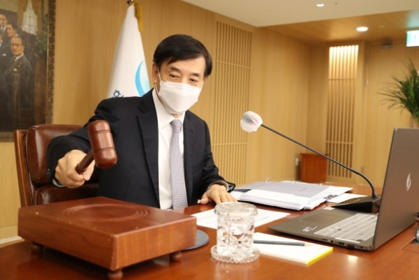 한국은행 금융통화위원회가 25일 열린 회의에서 기준금리를 동결했다. 사진은 이주열 총재가 지난달 15일 열린 금통위 본회의에서 의사봉을 두드리는 모습. /자료사진=한국은행