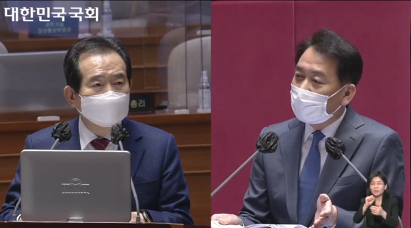 지난달 8일 국회 대정부질문에서 이광재 더불어민주당 의원(오른쪽)이 정세균 국무총리에게 '국내주식 소수점 매매' 허용에 대한 입장을 묻고 있다. /사진=국회TV 영상 갈무리