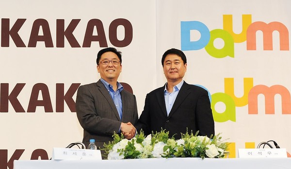 최세훈 다음커뮤니케이션 대표(왼쪽)와 이석우 카카오 대표가 2014년 5월 26일 서울 소공로 더플라자호텔에서 합병을 발표한 뒤 악수를 하고 있다. /사진=카카오