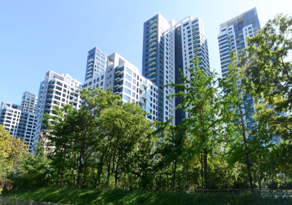 신규취급액 코픽스를 기준으로 하는 시중은행 변동형 주택담보대출 금리가 오는 16일부터 0.01%포인트 오른다. 사진은 서울 강남의 한 아파트 단지.