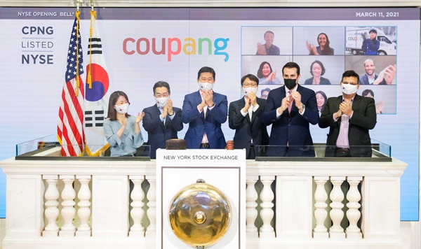 쿠팡 경영진이 지난 3월 11일(현지시간) 뉴욕증권거래소에서 상장기념 ‘오프닝 벨’을 울렸다. 사진 왼쪽부터 김현명 쿠팡 IR 팀장, 강한승 쿠팡 대표이사, 김범석 쿠팡 이사회 의장, 박대준 쿠팡 대표이사, 존 터틀 NYSE 부회장, 거라브 아난드 쿠팡 CFO./사진=쿠팡