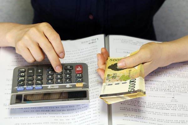 저축은행업계가 이자제한법 시행령 개정령을 소급적용하기로 하면서 58만명이 넘는 대출 이용자가 2444억원의 이자 부담을 덜게 됐다. /사진=픽사베이