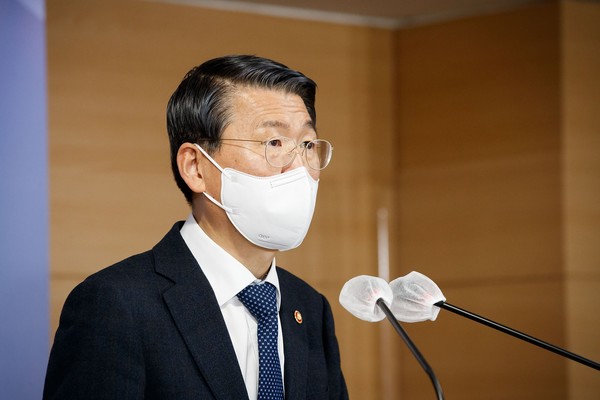 은성수 금융위원장은 지난 23일 국회 대정부 질문에서 과거 “암호화폐는 잘못된 길”이라고 했던 발언에 대해 “위험성을 강조했던 것”이라는 취지로 설명했다. /자료사진=금융위원회