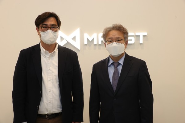 권칠승 중소벤처기업부 장관(오른쪽)이 지난 4월 23일 맥스트를 방문해 박재완 대표와 기념 촬영을 하고 있다. /사진=중소벤처기업부