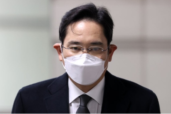 이재용이 13일 가석방으로 풀려났으나 주가는 급락하며 호재를 맞지 못하고 있다./사진=인터넷커뮤니티