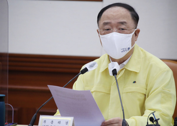 홍남기 경제부총리 겸 기획재정부 장관은 양도세 부담 완화 필요성에 공감하면서도 부동산 시장 안정을 저해하는 요인으로 작용할지 걱정스럽다는 입장이다. /자료사진=기획재정부