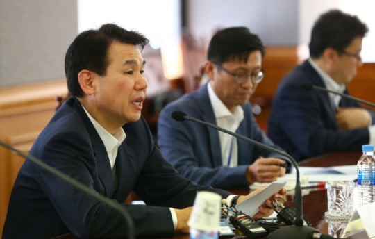 우리금융그룹에 대한 종합검사가 미뤄진 가운데 정은보 금감원장(맨 왼쪽)은 금융회사에 대한 검사체계를 손보겠다고 밝혔다. /자료사진=금융위원회